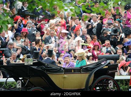 La Regina Elisabetta II e la Phillips d'autunno frequentano il Ladies Day al Royal Ascot 2013, Ascot Racecourse, Berkshire. Foto Stock