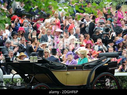 La Regina Elisabetta II e la Phillips d'autunno frequentano il Ladies Day al Royal Ascot 2013, Ascot Racecourse, Berkshire. Foto Stock