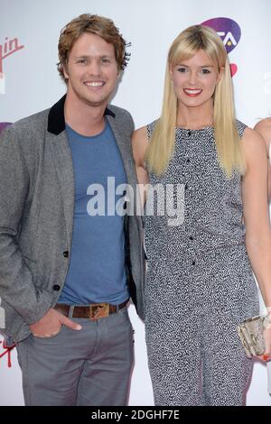 Sam Branson e la moglie Isabella Calthorpe arrivano al WTA Wimbledon Party 2013, a Kensington Roof Gardens, Londra. Foto Stock