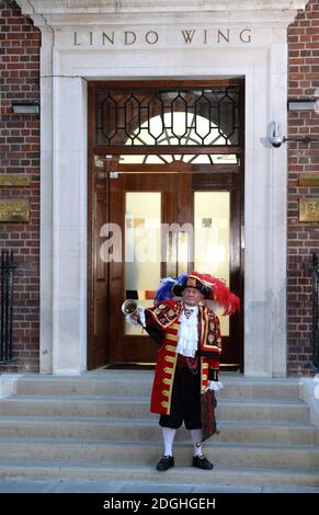 Un critici di città all'annuncio della nascita del nuovo principe al St Mary's Hospital dove il duca e la duchessa di Cambridge stanno avendo un bambino, Paddington London. Foto Stock