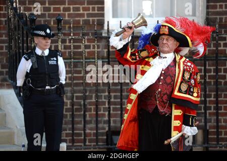 Un critici di città all'annuncio della nascita del nuovo principe al St Mary's Hospital dove il duca e la duchessa di Cambridge stanno avendo un bambino, Paddington London. Foto Stock