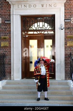 Un critici di città all'annuncio della nascita del nuovo principe al St Mary's Hospital dove il duca e la duchessa di Cambridge stanno avendo un bambino, Paddington London. Foto Stock