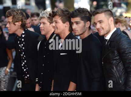 Harry Styles, Niall Horan, Louis Tomlinson, Zayn Malik e Liam Payne della band britannica One Direction che si esibito alla prima britannica di questo evento è US, Odeon Cinema, Leicester Square, Londra. Foto Stock