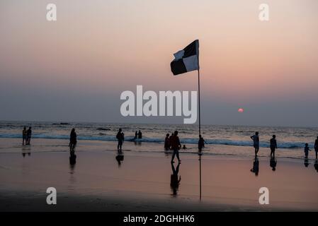 Goa/ India 09 novembre 2020 bandiera di Lifeguard durante il tramonto a. Vagator Beach Goa Foto Stock