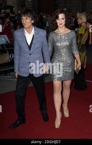 Ronnie Wood e Sally Humphreys in arrivo ai GQ Men of the Year Awards 2013, The Royal Opera House, Covent Garden, Londra. Foto Stock