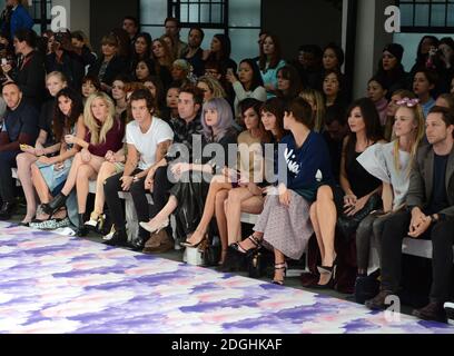 (Da sinistra a destra) Eliza Doolittle, Ellie Goulding, Nicola Roberts, Harry Styles, Nick Grimshaw, Kelly Osbourne, Leigh Lezark, Alexa Chung, Pixie Geldof e Daisy Lowe alla House of Holland Catwalk Show Catwalk Show, parte della London Fashion Week, Primavera Estate 2014, Goldsmiths Hall. Foto Stock