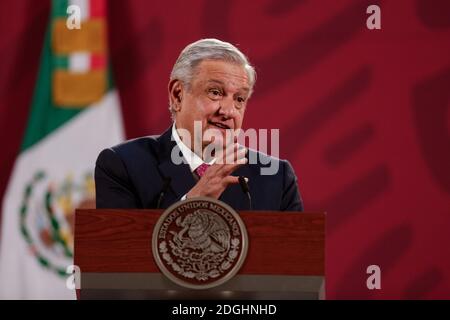 Città del Messico, Messico. 8 Dic 2020. Il presidente messicano Andres Manuel Lopez Obrador parla ad una conferenza stampa a Città del Messico, Messico, 8 dicembre 2020. La campagna di vaccinazione del Messico contro COVID-19 dovrebbe iniziare prima della fine del mese, con la priorità data agli operatori sanitari e agli anziani, ha detto il governo martedì. Credit: Francesco Canedo/Xinhua/Alamy Live News Foto Stock