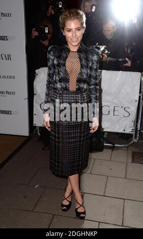 Mollie King arriva all'Harper's Bazaar Women of the Year Awards al Claridge's Hotel di Londra. Foto Stock