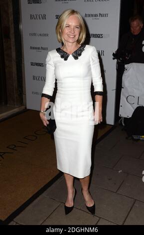 Mariella Frostrup arriva all'Harper's Bazaar Women of the Year Awards al Claridge's Hotel di Londra. Foto Stock