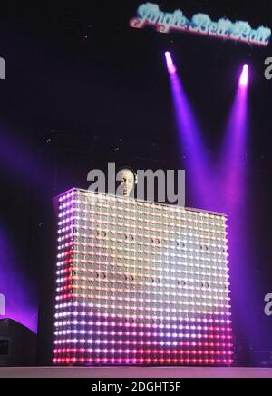 Marvin Humes si esibisce sul palco durante il Capital FM Jingle Bell Ball 2013 presso la O2 Arena di Londra. Foto Stock