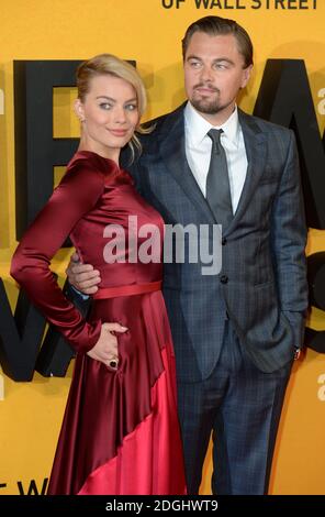 Margot Robbie e Leonardo Dicaprio arrivano al Wolf of Wall Street UK Premiere, Odeon Cinema, Leicester Square, Londra. Foto Stock
