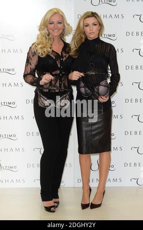 Michelle Mone & Abbey Clancy lancia la Collezione Valentine di ultimo come nuovo volto e corpo di ultimo a Debenhams, Oxford Street, Londra. Foto Stock