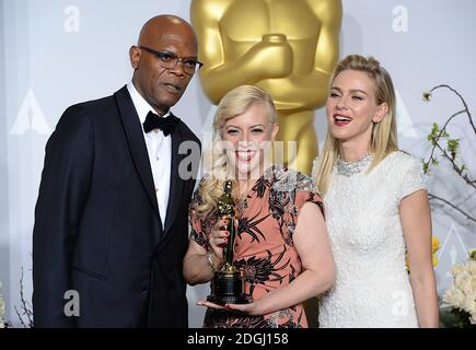 Catherine Martin con il suo premio Best Costume Design per 'The Great Gatsby', insieme a Naomi Watts (a destra) e Samuel L. Jackson, nella sala stampa dell'86esimo Academy Awards tenutosi al Dolby Theatre di Hollywood, Los Angeles, CA, USA, 2 marzo 2014. Foto Stock