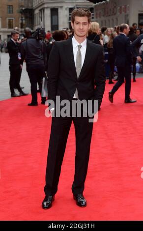 Andrew Garfield arriva per la prima mondiale del film The Amazing Spiderman 2, che si è tenuto presso l'Odeon Leicester Square, nel centro di Londra. Foto Stock