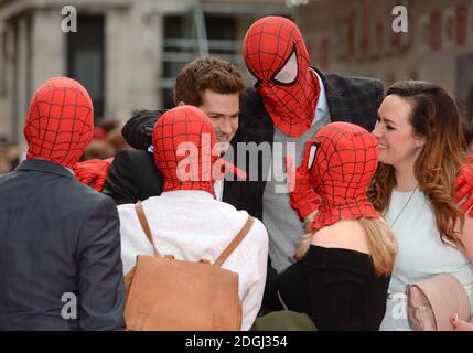 Andrew Garfield arriva per la prima mondiale del film The Amazing Spiderman 2, che si è tenuto presso l'Odeon Leicester Square, nel centro di Londra. Foto Stock