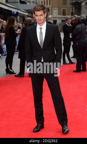 Andrew Garfield arriva per la prima mondiale del film The Amazing Spiderman 2, che si è tenuto presso l'Odeon Leicester Square, nel centro di Londra. Foto Stock