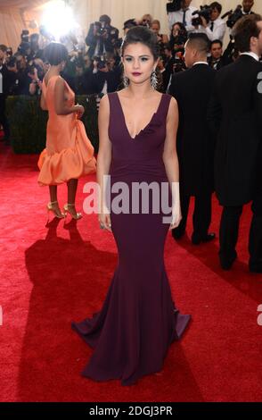 Selena Gomez arriva al Costume Institute Benefit Gala per celebrare l'apertura della mostra Charles James, Beyond Fashion Exhibition e del nuovo centro di costumi Anna Wintour. Il Metropolitan Museum of Art di New York. Foto Stock