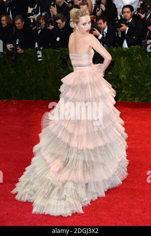 Suki Waterhouse arriva al Costume Institute Benefit Gala incontrata per celebrare l'apertura della Charles James, Beyond Fashion Exhibition e il nuovo Centro Costume Anna Wintour. Il Metropolitan Museum of Art di New York. Foto Stock
