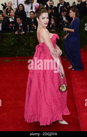 Stephanie Seymour arriva al Costume Institute Benefit Gala che celebra l'apertura della mostra Charles James, Beyond Fashion e del nuovo centro di costumi Anna Wintour. Il Metropolitan Museum of Art di New York. Foto Stock