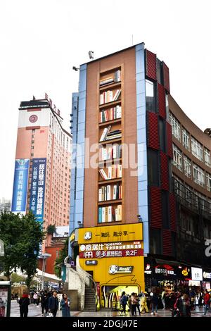 Una libreria con libri enormi che sono 2 metri di altezza e 1.5 metri di larghezza appare sulla parete esterna di un edificio nella città di Chongqing, Cina, 4 novembre 2 Foto Stock