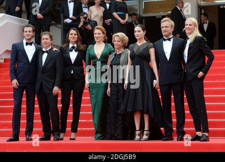 Gaspard Ulliel, Bertrand Bonello, ministro francese della cultura Aurelie Filippetti, Lea Seydoux, ospite, Amira Casar, Jeremie Renier e Ayveline Valade arrivano al Saint Laurent Premiere, parte del 67° Festival de Cannes, Palais Du Festival, Cannes. Foto Stock