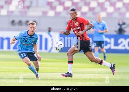 Il calciatore brasiliano Ricardo Lopes Pereira, o semplicemente Ricardo Lopes, di Shanghai SIGG F.C., destra, e calciatore professionista australiano Calem Nieuwe Foto Stock