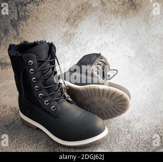 Comode scarpe invernali con allacciatura, isolate con pelliccia. Foto Stock