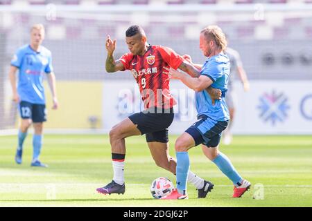 Il calciatore brasiliano Ricardo Lopes Pereira, o semplicemente Ricardo Lopes, di Shanghai SIGG F.C., a sinistra, protegge la palla dal calciatore professionista australiano Foto Stock