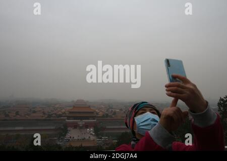 --FILE--guardando verso il basso dal Wanchun Pavilion nel Parco di Jingshan, la Città Proibita è avvolta nello smog, e l'allarme giallo per l'inquinamento atmosferico pesante è s Foto Stock