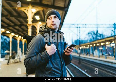 Stazione ferroviaria di Sopot. Viaggiatore in attesa di trasporto. Concetto di viaggio. Uomo alla stazione ferroviaria. Ritratto caucasico maschio in Foto Stock