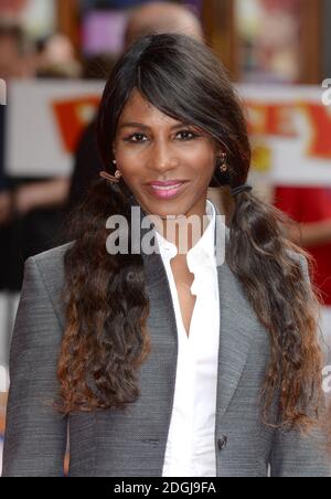 Sinitta arriva alla prima mondiale di Pudsey il cane, il film, Vue Cinema, Leicester Square, Londra Foto Stock