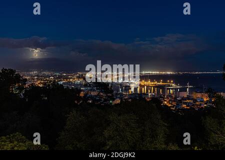 Bella immagine della città di Palma di Maiorca, Spagna, in una notte di luna piena. Foto Stock