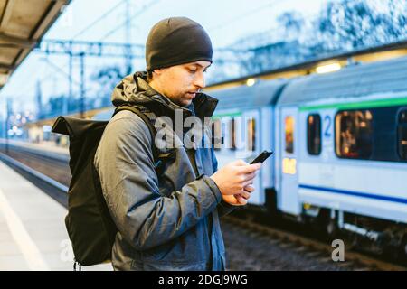 Stazione ferroviaria di Sopot. Viaggiatore in attesa di trasporto. Concetto di viaggio. Uomo alla stazione ferroviaria. Ritratto caucasico maschio in Foto Stock