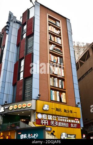 Una libreria con libri enormi che sono 2 metri di altezza e 1.5 metri di larghezza appare sulla parete esterna di un edificio nella città di Chongqing, Cina, 4 novembre 2 Foto Stock