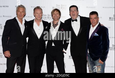 Martin Kemp, Gary Kemp, Steve Norman, Tony Hadley e John Keeble di Spandau Ballet arriva alla prima europea dei Soul Boys del mondo occidentale, Spandau Ballet: The Film, The Royal Albert Hall, Londra. Foto Stock