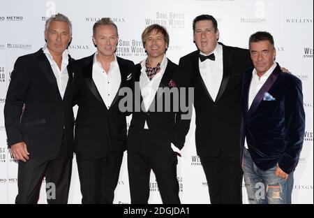 Martin Kemp, Gary Kemp, Steve Norman, Tony Hadley e John Keeble di Spandau Ballet arriva alla prima europea dei Soul Boys del mondo occidentale, Spandau Ballet: The Film, The Royal Albert Hall, Londra. Foto Stock