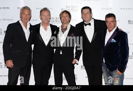 Martin Kemp, Gary Kemp, Steve Norman, Tony Hadley e John Keeble di Spandau Ballet arriva alla prima europea dei Soul Boys del mondo occidentale, Spandau Ballet: The Film, The Royal Albert Hall, Londra. Foto Stock