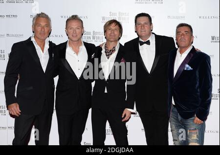 Martin Kemp, Gary Kemp, Steve Norman, Tony Hadley e John Keeble di Spandau Ballet arriva alla prima europea dei Soul Boys del mondo occidentale, Spandau Ballet: The Film, The Royal Albert Hall, Londra. Foto Stock
