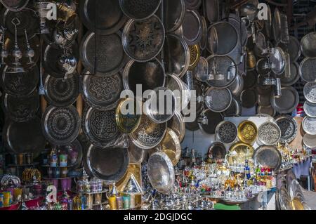 Vassoi orientali e souvenir in un souk. Foto Stock