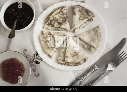 I pancake sono un piatto festivo per la vacanza a Maslenitsa. Foto Stock