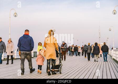 Molo in legno a Sopot in primavera. Bel tempo ventoso. Giornata invernale sul vecchio molo di legno a Sopot, Polonia 9 febbraio 2020. Persone Foto Stock