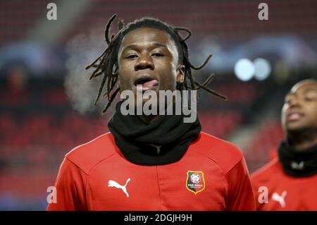 Eduardo Camavinga di Stade Rennais si riscalda prima della UEFA Champions League, partita di calcio del Gruppo e tra Stade Rennais e Sevilla FC (FC Seville) l'8 dicembre 2020 al Roazhon Park di Rennes, Francia - Foto Jean Catuffe / DPPI / LM Foto Stock