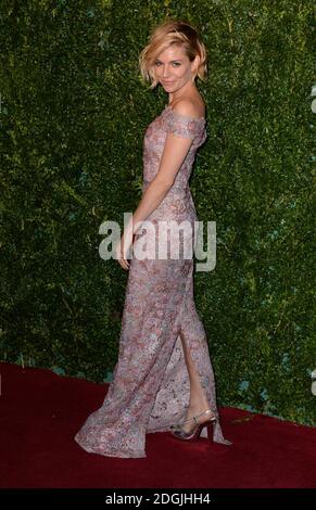 Sienna Miller arriva al 60° Standard Theatre Awards serale annuale, il Palladium Theatre di Londra. Foto Stock