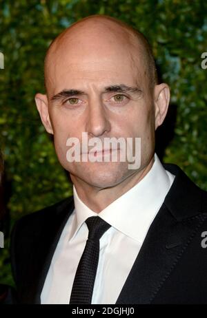 Mark strong arriverà alla sessantesima serata Standard Theatre Awards, il Palladium Theatre di Londra. Foto Stock