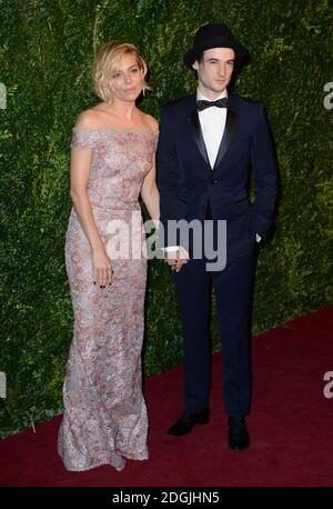 Sienna Miller e Tom Sturridge che arrivano al 60° Teatro Standard, il Palladium Theatre di Londra. Foto Stock