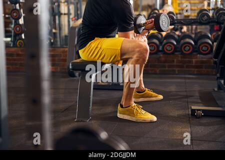Atleta maschile professionista che costruisce i muscoli del braccio Foto Stock