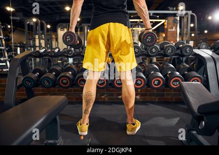 Atleta maschile che si prepara per l'allenamento di forza Foto Stock