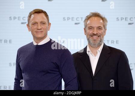 Daniel Craig e Sam Mendes partecipano all'annuncio dal vivo DI BOND 24 per segnare l'inizio della produzione del 24° film di Bond tenuto a Pinewood Studios, Londra il titolo e il cast del 24° film di Bond sono stati rivelati, segnando l'inizio della fotografia principale lunedì 8 dicembre Foto Stock