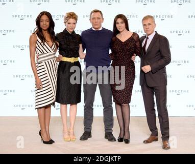 Naomie Harris, Lea Seydoux, Daniel Craig, Monica Bellucci e Christoph Waltz sono presenti all'annuncio dal vivo DI BOND 24 per segnare l'inizio della produzione del 24° film di Bond tenuto a Pinewood Studios, Londra, sono stati rivelati il titolo e il cast del 24° film di Bond, Segna l'inizio della fotografia principale lunedì 8 dicembre Foto Stock