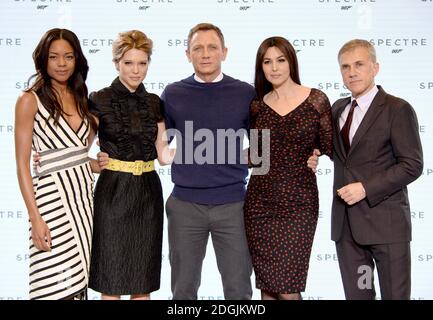 Naomie Harris, Lea Seydoux, Daniel Craig, Monica Bellucci e Christoph Waltz sono presenti all'annuncio dal vivo DI BOND 24 per segnare l'inizio della produzione del 24° film di Bond tenuto a Pinewood Studios, Londra, sono stati rivelati il titolo e il cast del 24° film di Bond, Segna l'inizio della fotografia principale lunedì 8 dicembre Foto Stock